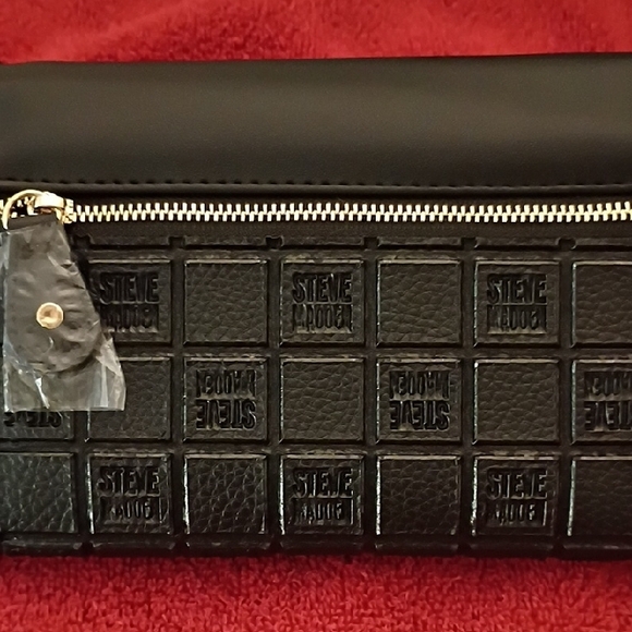 NWT🎁FREE GIFT INCLUDED🎁Steve Madden Black Wristlet with Gold Brand Logo - Picture 14 of 16